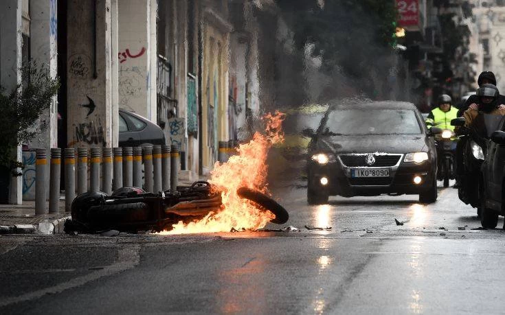 «Σκοτώστε τον, είναι μπάτσος» – Κουκουλοφόροι πέρασαν μοτοσικλετιστή για αστυνομικό και τον μαχαίρωσαν στα Εξάρχεια